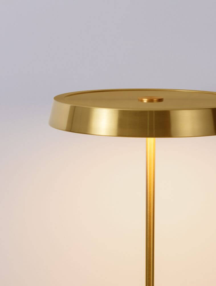 Vetro LED Stehlampe H 136cm Ø 40cm 3000K, elegantes Design in Gold mit warmer Lichtabstrahlung.