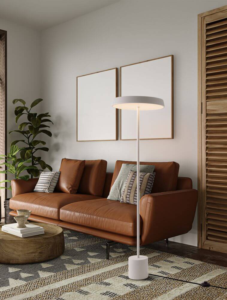 Vetro LED Stehlampe H 136cm Ø 40cm 3000K in modernem Wohnzimmer mit Leder Sofa und Akzenten.