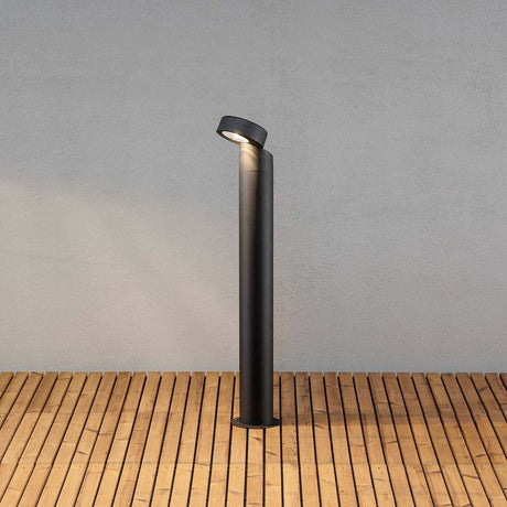 Vicenza LED Wegeleuchte 230lm 3000K Schwarz auf Holzterrasse, modernes Design.