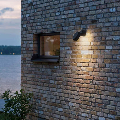 Vicenza LED Applique da esterno 230lm, 3000K Nera, installata su un muro di mattoni.