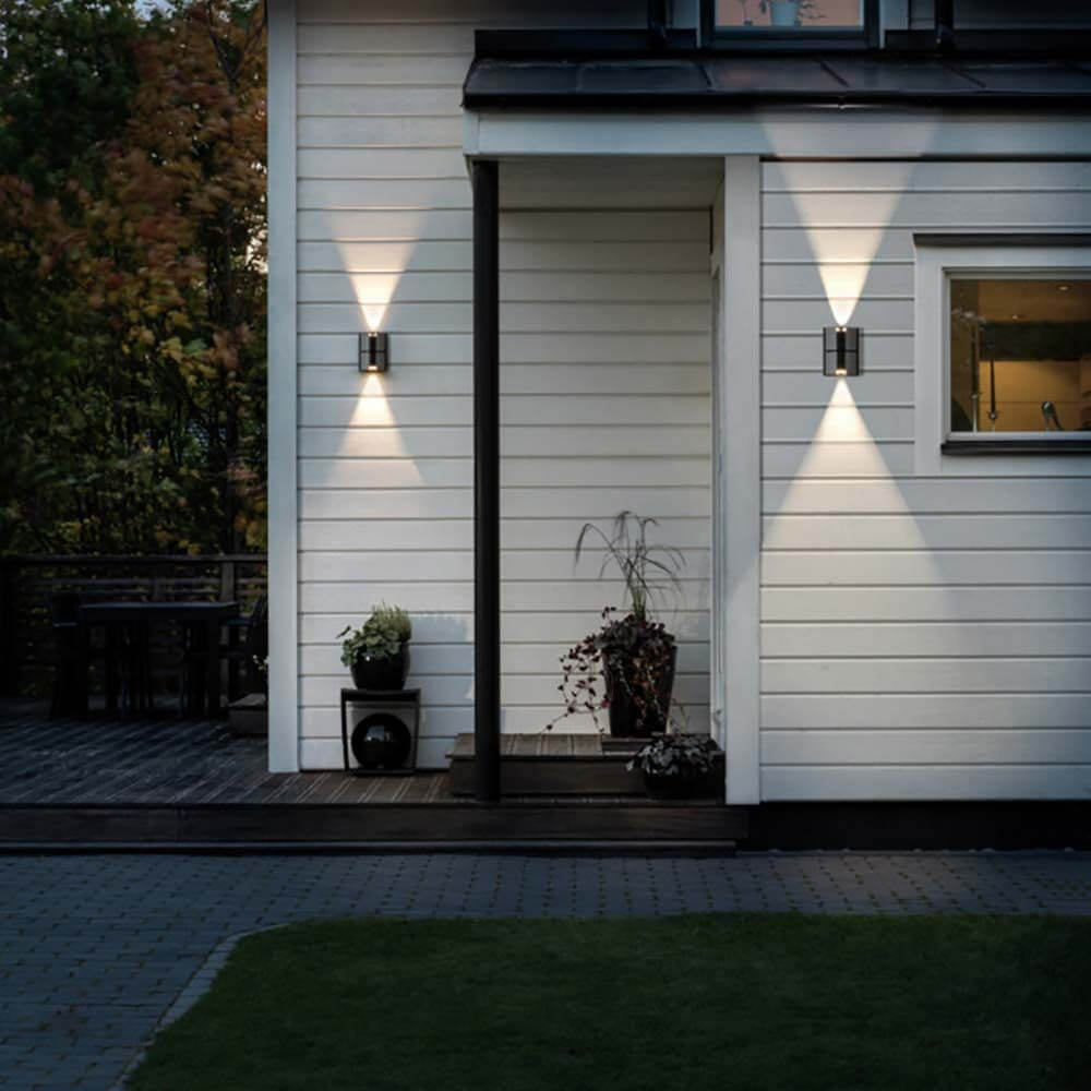 Vidar LED Wandleuchte Silber an einem Haus mit Up- und Downlight in Schwarz und Silber.