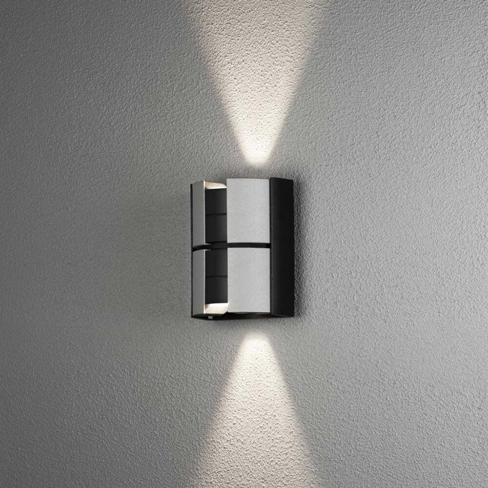 Vidar LED Wandleuchte Silber mit Up- & Downlight in Schwarz/Silber an einer Wand.