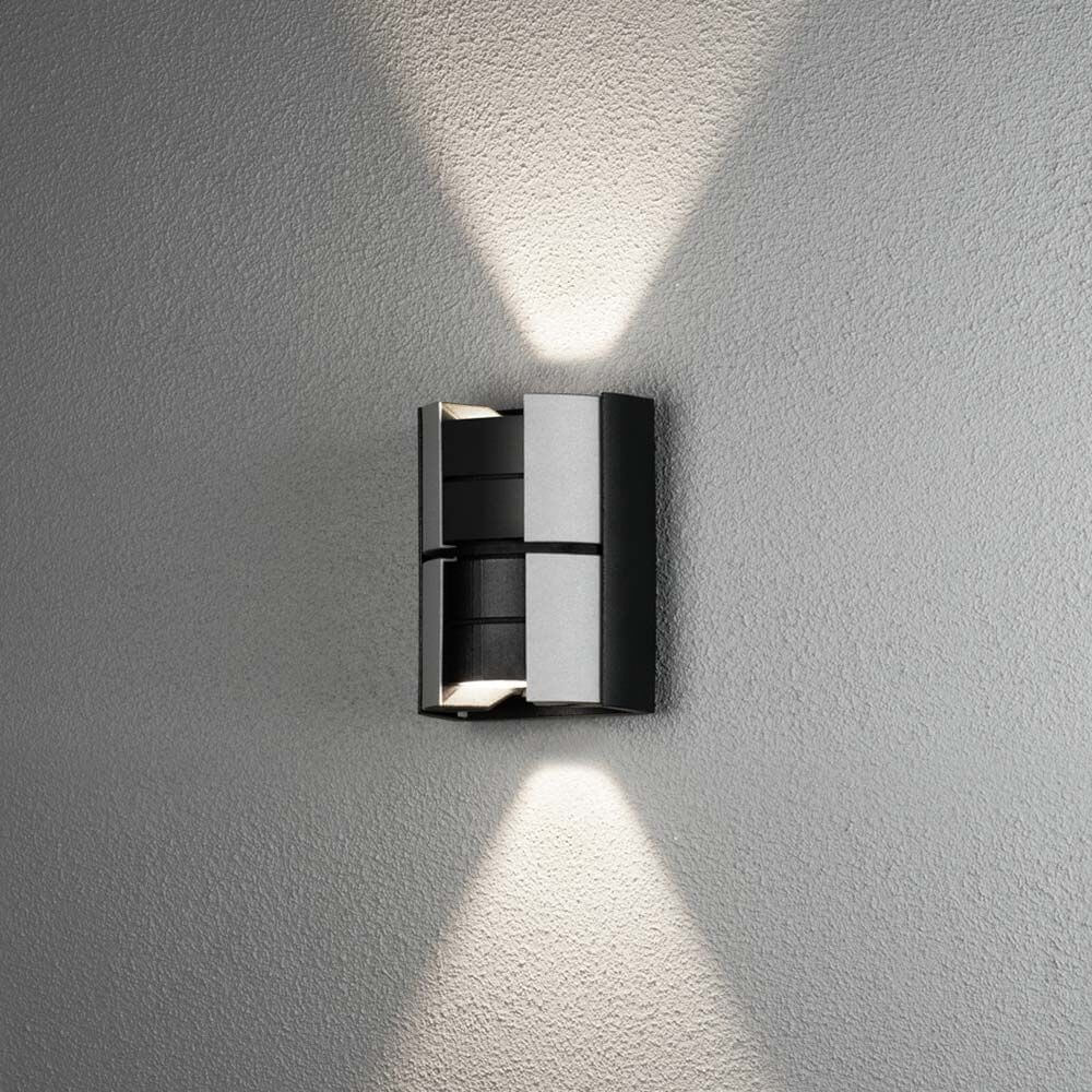 Vidar LED Wandleuchte Silber mit Up- & Downlight in Schwarz/Silber an Wand montiert