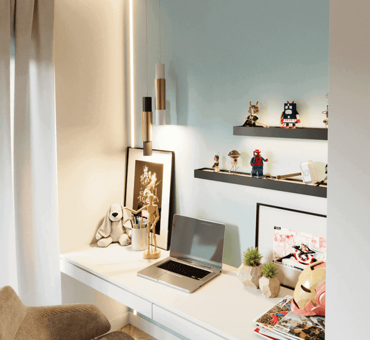 Stylisches Homeoffice mit Schreibtisch, Laptop, Dekofiguren und Pflanzen auf Regalen.