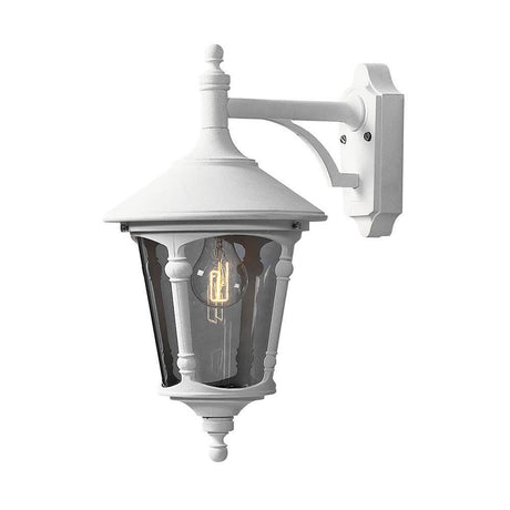 Lampada da parete Virgo bianca, montata su una parete con vetro acrilico fumé e luce chiara.