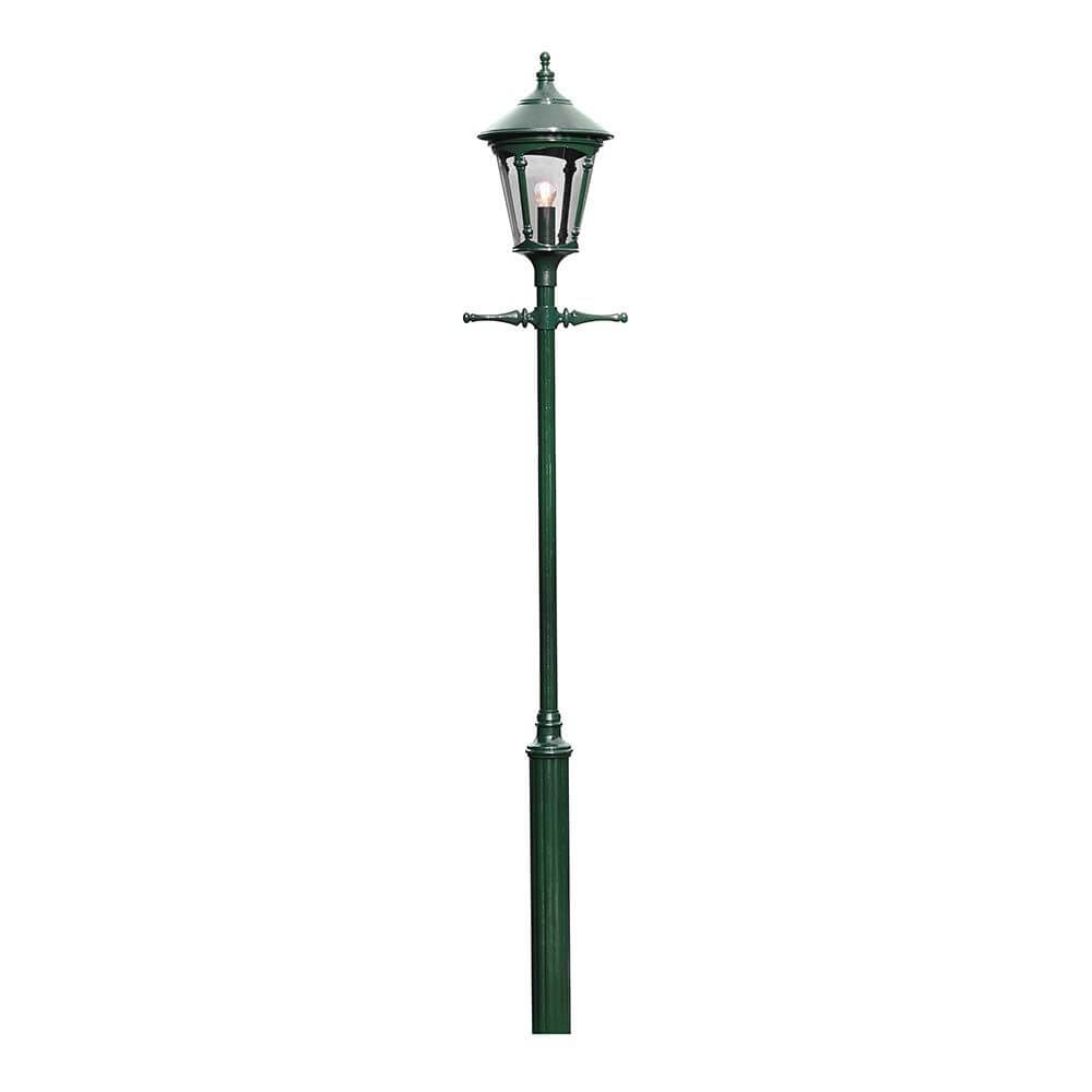 Virgo Leuchtenkopf für Mastleuchte Grün, rauchfarbenes Acrylglas auf einem eleganten Straßenlaternenmast.