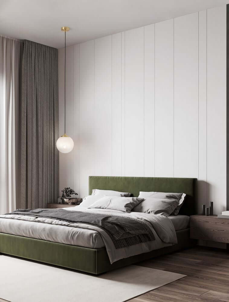 Elegantes Schlafzimmer mit VITA Pendelleuchte in Gold und mundgeblasenem Glas über einem modernen Bett.