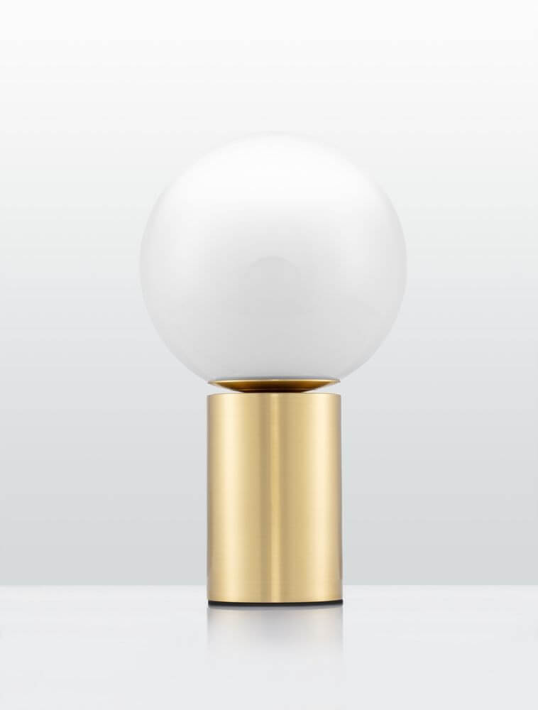 Moderne Vita Tischleuchte in Gold und Weiß, ideal für gemütliches Ambiente und Nachttischgestaltung.