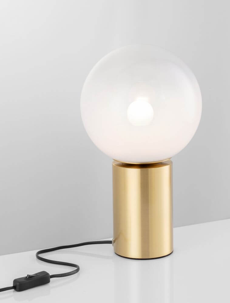 Tischleuchte VITA in Gold und Weiß mit runder Glaskugel und Messingfuß, ideal für gemütliches Ambiente.