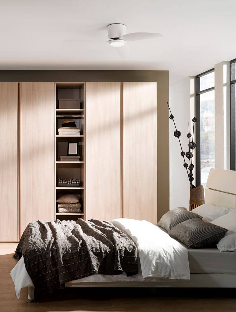 Volga LED Ventilator Ø 99,5cm 3000K in modernem Schlafzimmer mit Holzschrank und Bett.