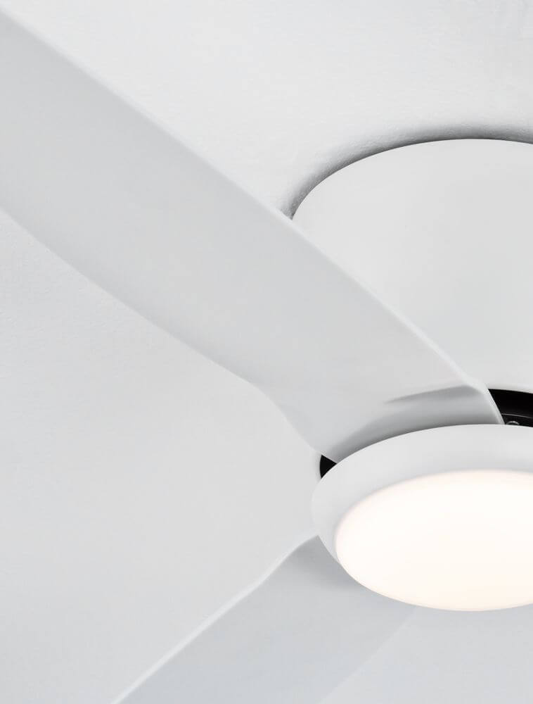 Volga LED Ventilator Ø 99,5cm 3000K mit weißen Flügeln und integriertem LED-Chip.