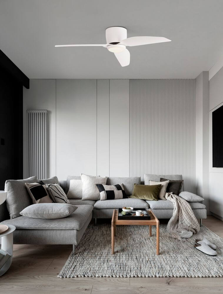 Volga LED Ventilator Ø 99,5cm 3000K installiert in modernem Wohnraum mit eleganter Couch.
