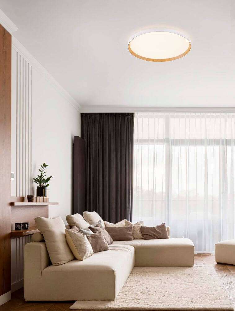 Vomos Deckenleuchte Ø 60cm 2700, 3000K in modernem Wohnzimmer über beigem Sofa.
