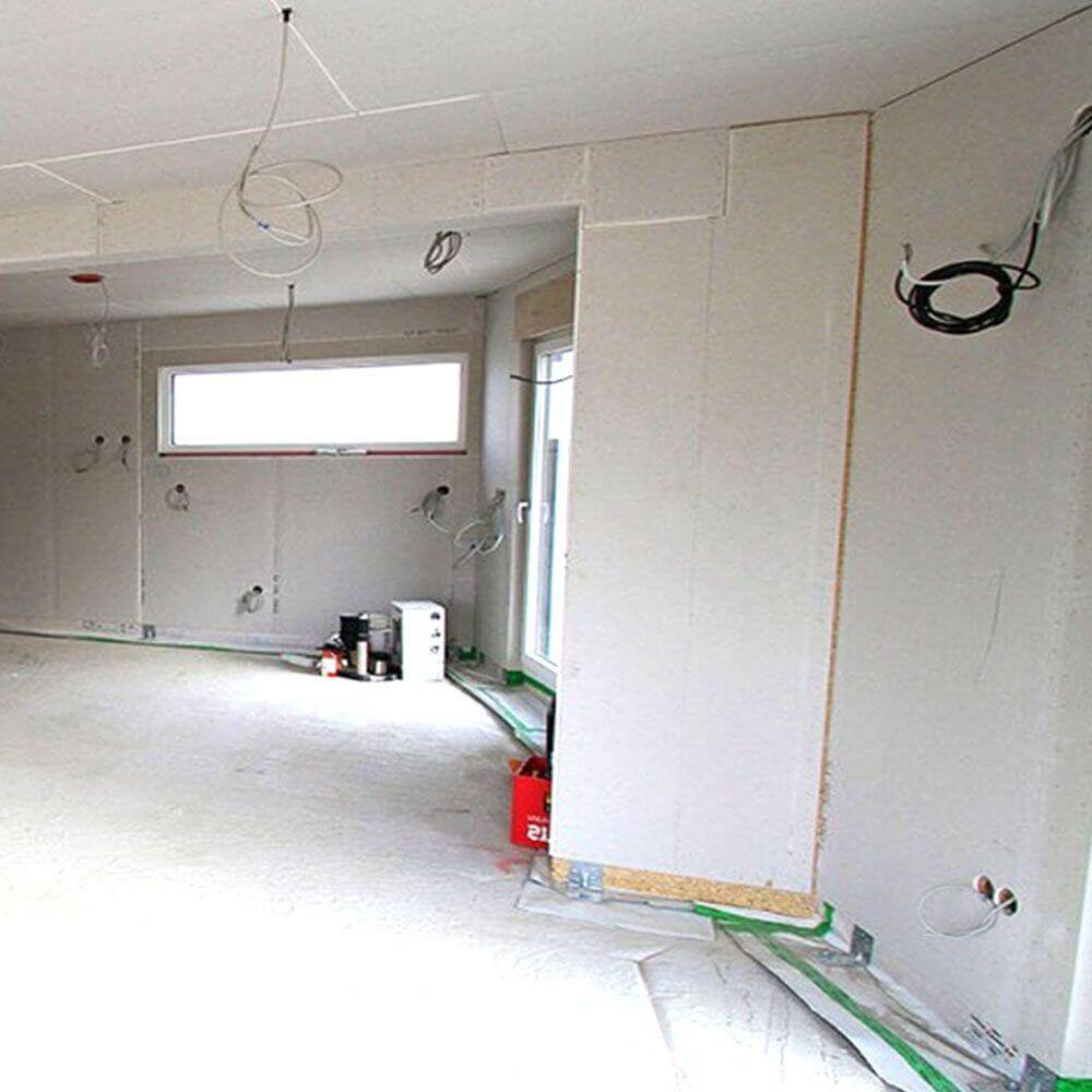 Rohbauansicht eines Raumes mit Wandverkabelung und vorbereiteter Beleuchtung für Vor-Ort-Termin innerhalb 120 km von 84359.