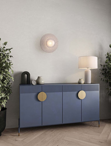 Vrahos væglampe G9 Ø 29,5 cm betonbeige på en moderne skænk dekoreret med planter.