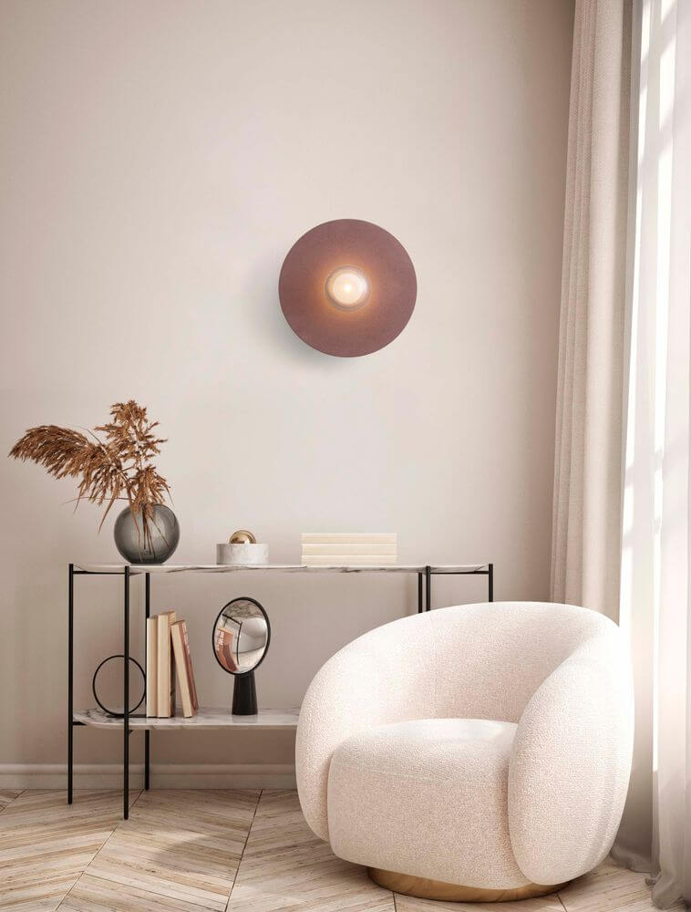 Vrahos Wandleuchte G9 Ø 44,5cm Beton Rot modern an Wohnzimmerwand über Regal und Sessel