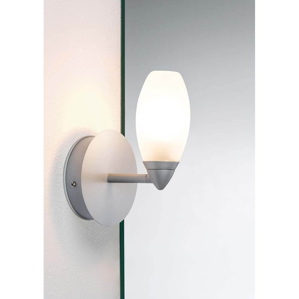 Wandleuchte Carina WL IP44 max. 28W G9 Satin Glas an einer Wand montiert, ideal für Badezimmer