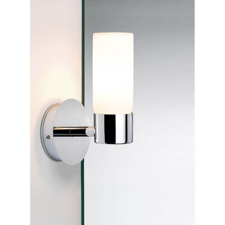 Wandleuchte Eleon WL IP44 max. 33W G9 Chrom Satin Glas an Wand montiert mit satiniertem Glasschirm.