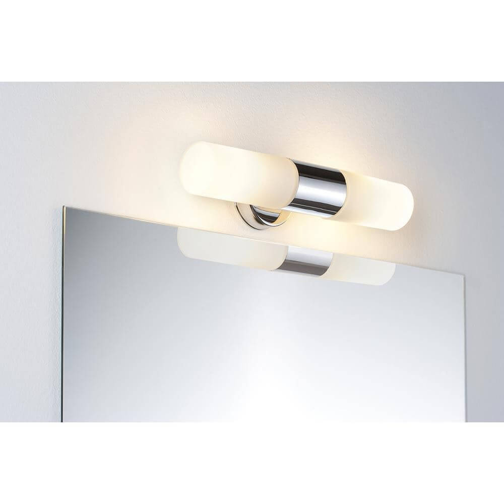 Wandleuchte Lenia IP44 max. 2x40W E14 Chrom Opak Glas über einem Spiegel im Badezimmer.