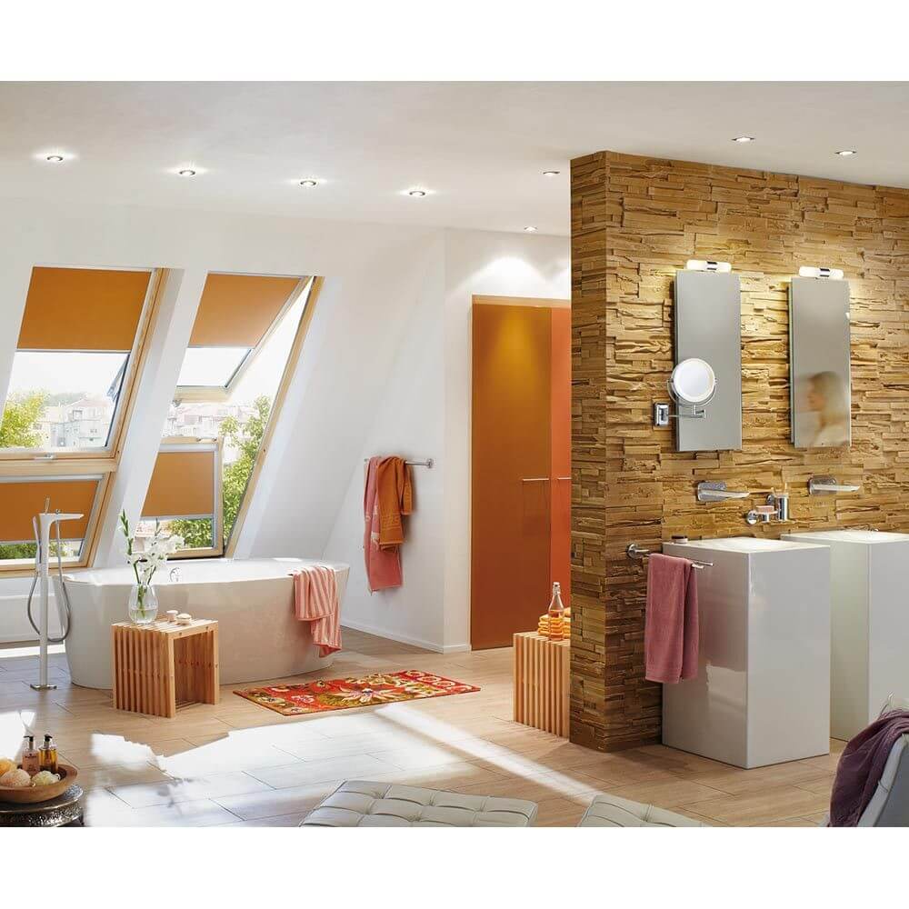 Elegantes modernes Badezimmer mit Wandleuchte Lenia IP44 max. 2x40W E14 Chrom Opak Glas, Waschbecken und Badewanne.