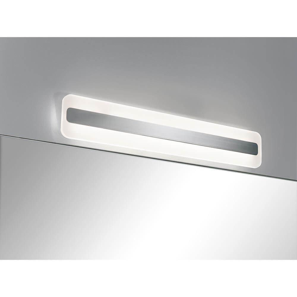 Wandleuchte Lukida IP44 LED 9W 600mm Chrom Weiß Alu Acryl über einem Spiegel, blendfreies Licht im Badezimmer.