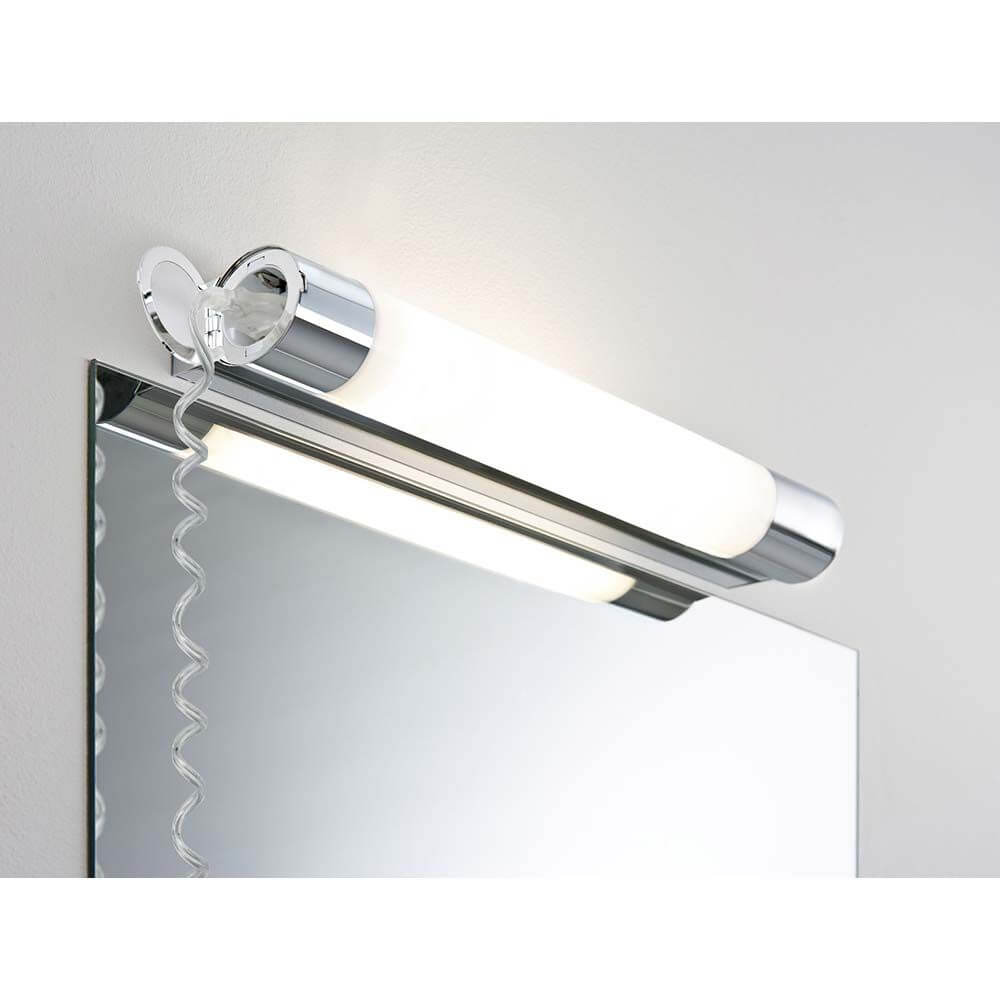Wandleuchte Orgon IP44 Steckdose LED 7,5W 440mm Chrom Weiß Acryl an einem Spiegel montiert.