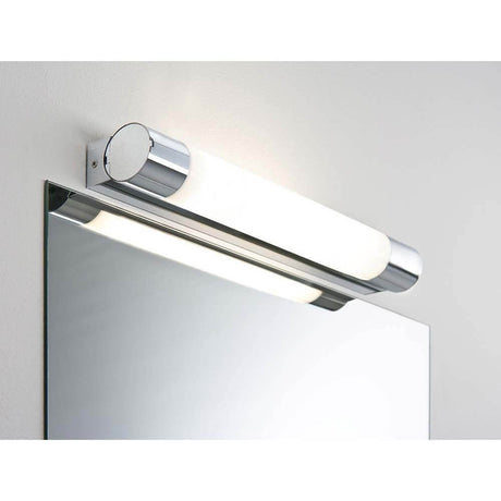 Wandleuchte Orgon IP44 Steckdose LED 7,5W 440mm Chrom Weiß Acryl über einem Spiegel montiert.