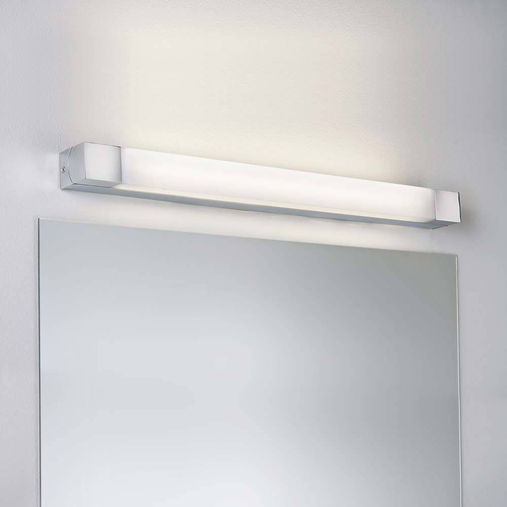 Wandleuchte Quasar IP44 LED 10,5W 700mm Chrom Weiß Acryl über einem Spiegel in einem modernen Badezimmer.