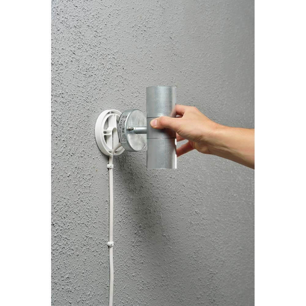 Wand-Distanzhalter für Leuchten wird an der Wand montiert, geeignet für Konstsmide Zubehör in Weiß oder Schwarz.