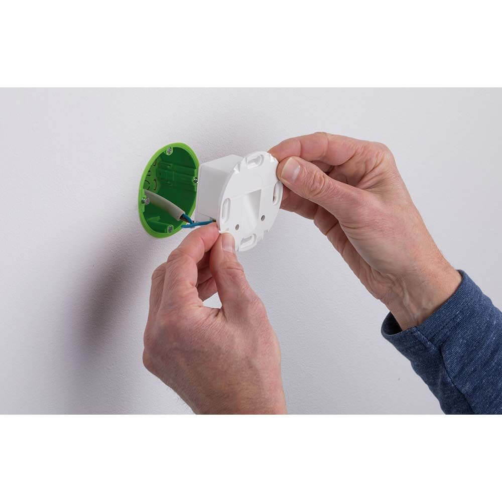 Hände montieren eine runde LED Einbauleuchte mit integriertem Sensor an der Wand.