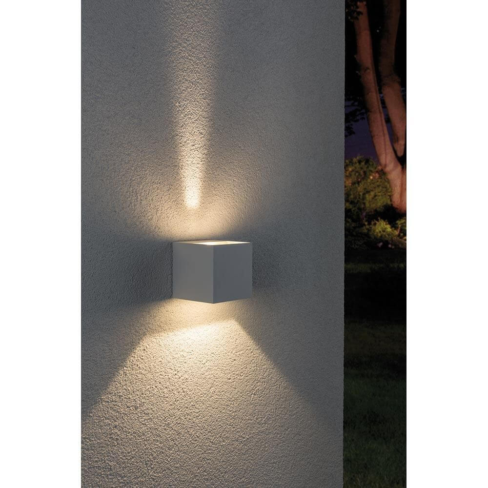 Wandaufbauleuchte LED Cybo eckig 2x3W weiß 80x80mm an Wand mit asymmetrischer Lichtabgabe.