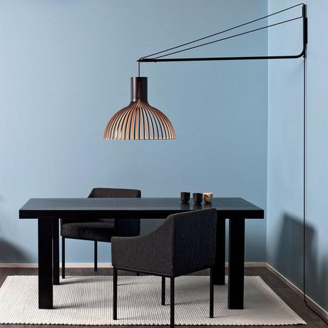 Varsi 1000 wall mount for pendant lights in a modern dining room with a stylish wooden lamp.