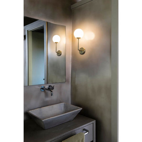 Wandlamoe GALA IP44 Goldfarben-Satin in modernem Badezimmer mit Spiegel und Waschbecken.