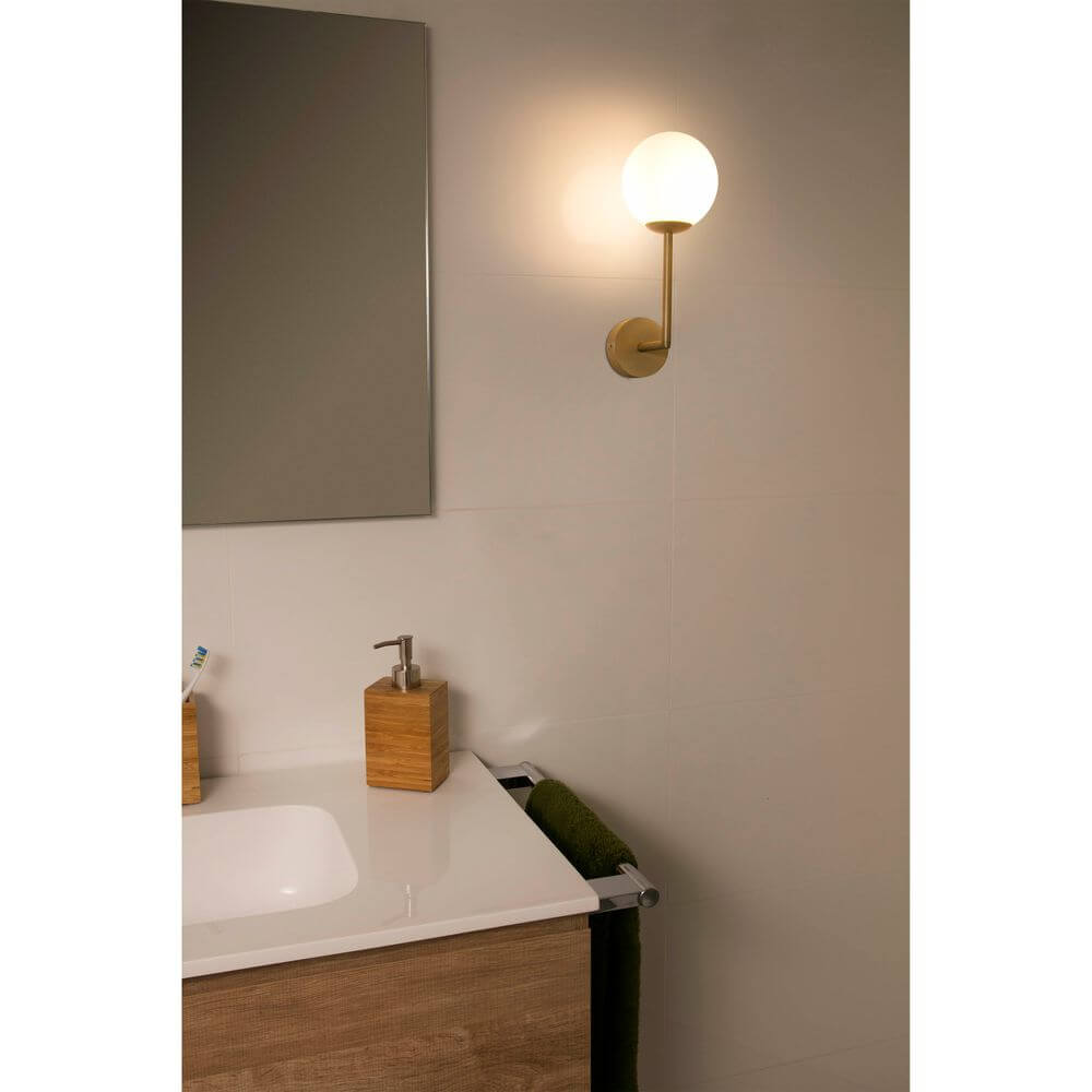 Wandlamoe GALA IP44 Goldfarben-Satin in modernem Badezimmer mit Spiegel und Waschbecken