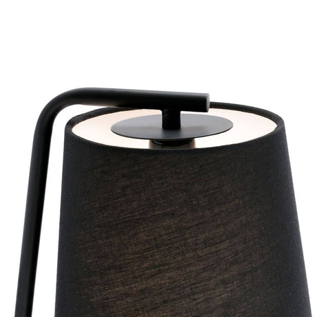 Wandlampe BERNI Schwarz - Detailansicht des Lampenschirmes und der Halterung in Schwarz.