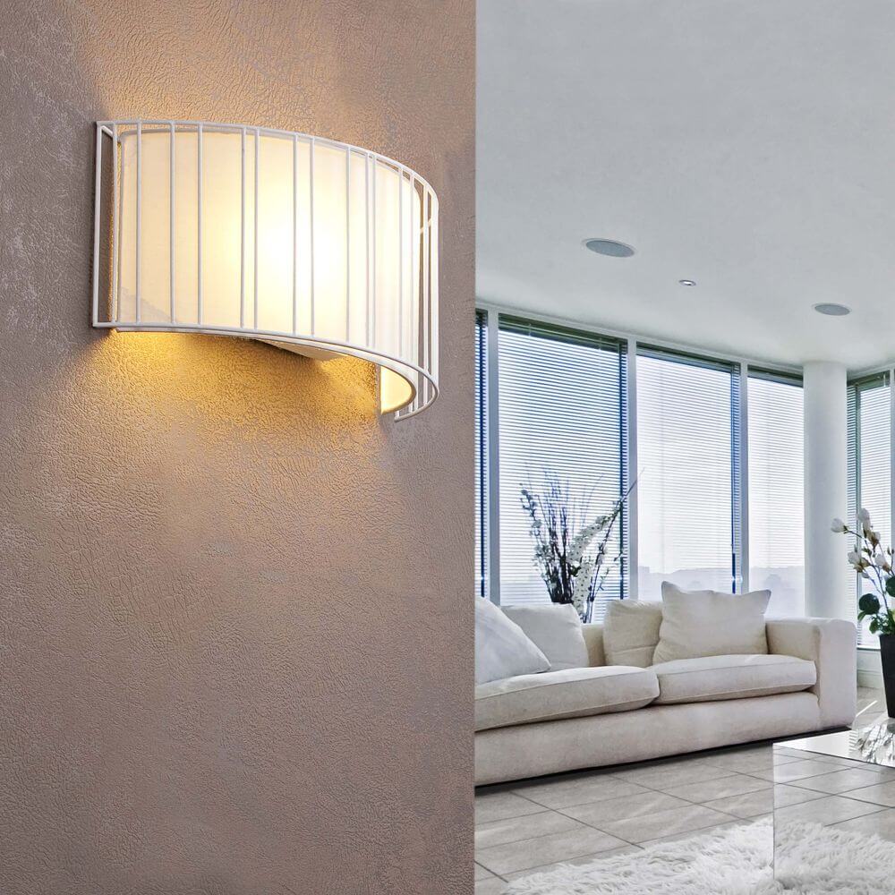 Wandlampe LINDA 2-flammig Weiß an einer Wand in einem modernen Wohnzimmer.