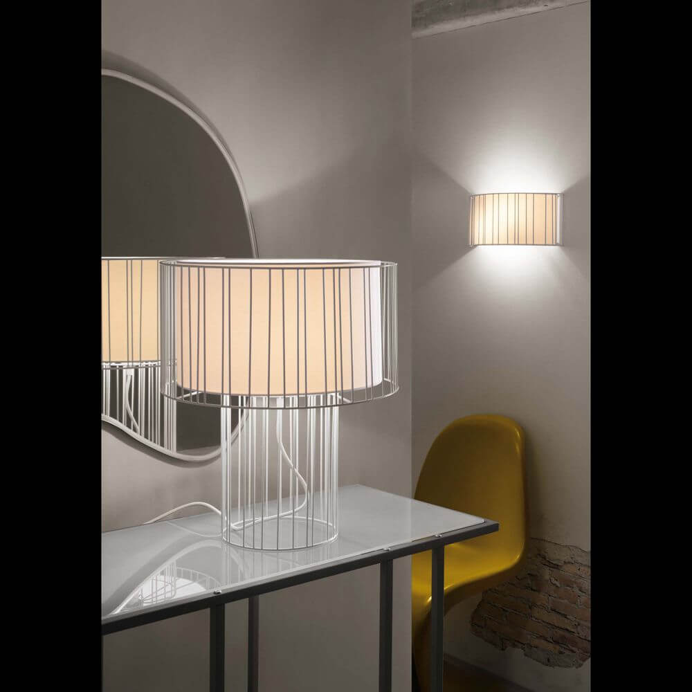 Wandlampe LINDA 2-flammig Weiß an einer Wand, moderne Beleuchtung mit hellen Akzenten.