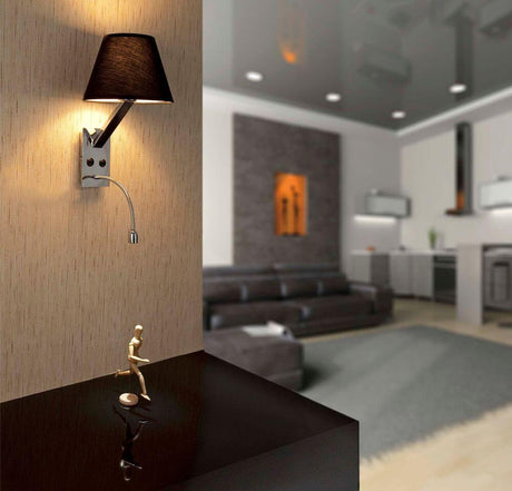 Wandlampe MOMA-2 mit LED-Lesearm Chrom, Schwarz in modernem Wohnraum mit ansprechendem Design.