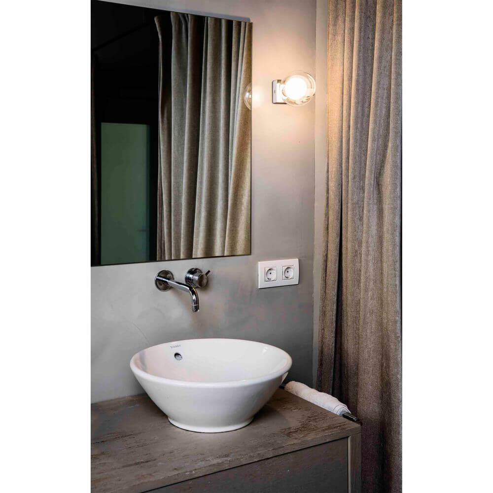 Wandlampe PERLA IP44 Chrom über einem Waschbecken in modernem Badezimmer-Design.