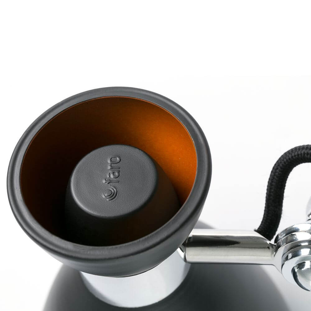 Detailansicht der Wandlampe RETRO Schwarz mit orangefarbenem Innenleben und elegantem Design.