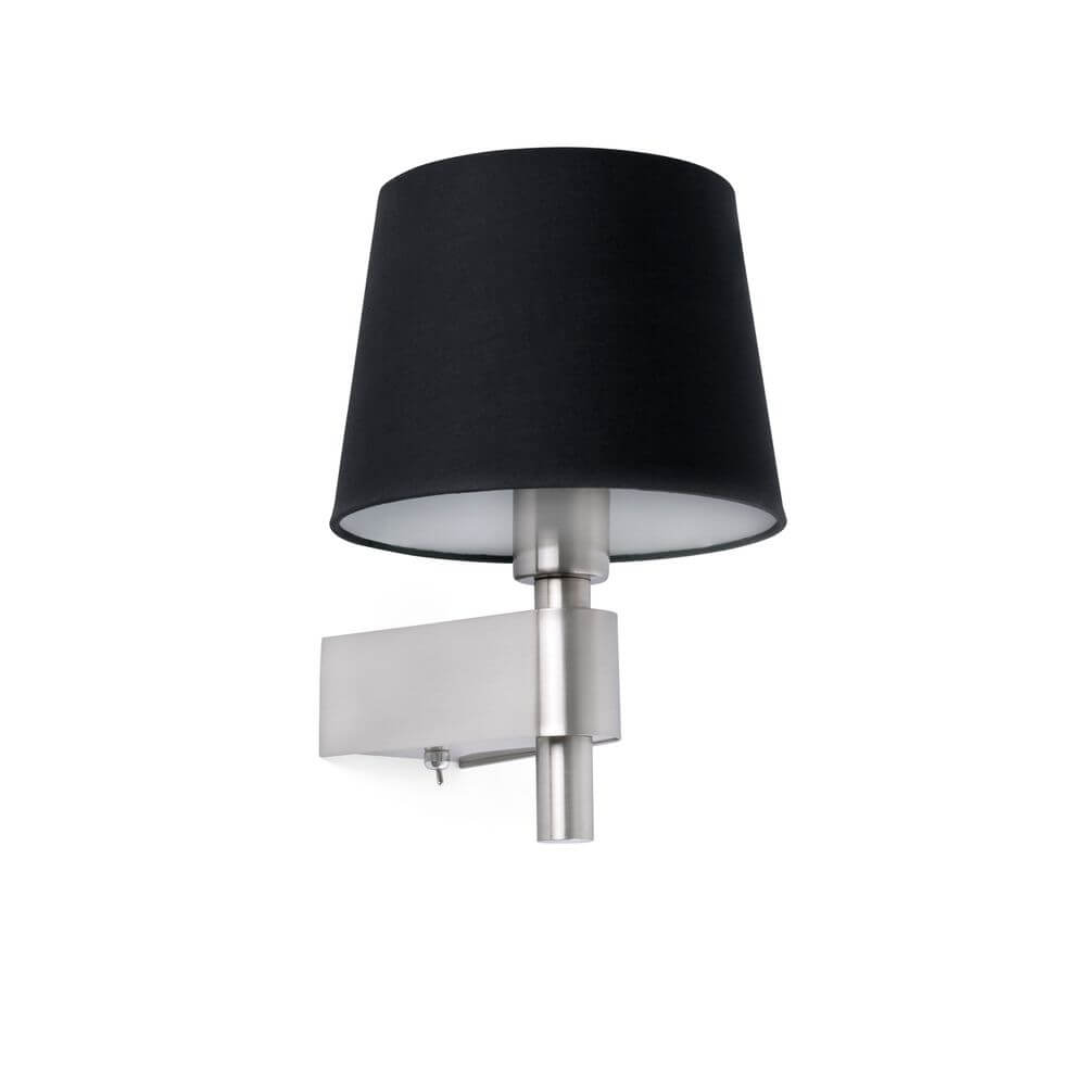 Wandlampe ROOM Nickel, Schwarz mit schwarzem Lampenschirm und modernem Design.