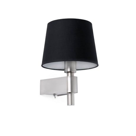 Wandlampe ROOM Nickel, Schwarz mit schwarzem Lampenschirm und modernem Design.