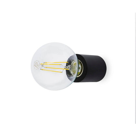 Wandleuchte TEN Schwarz mit einer stilvollen Glühlampe, ideal für moderne Raumgestaltung.