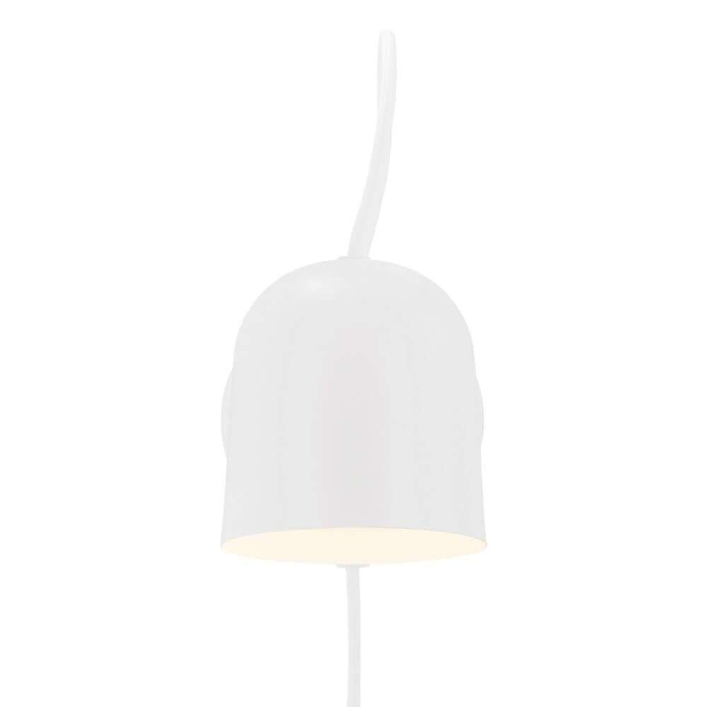 Wandleuchte Angle in modernem Design, ideal für Badezimmer oder als Nebenbeleuchtung.