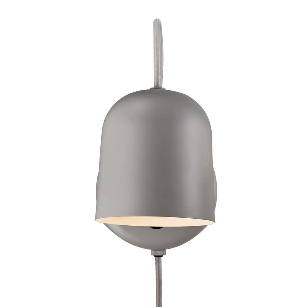 Wandleuchte Angle in modernem Design mit magnetisch befestigtem Lampenschirm für individuelle Beleuchtung.