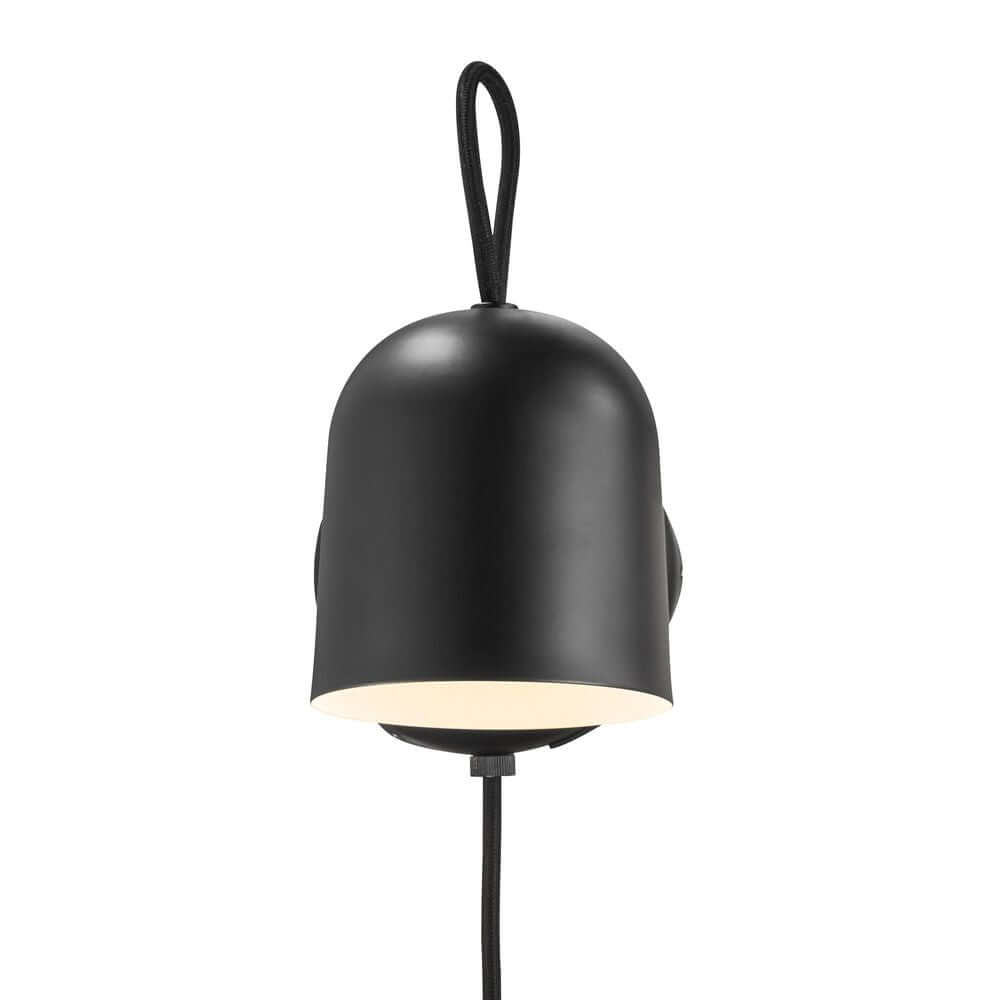Wandleuchte Angle mit modernem Design, ideal für Badezimmer und als Nebenbeleuchtung.