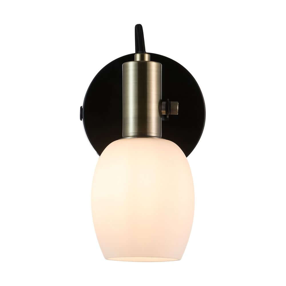 Wandleuchte Arild mit modernem Design und industriellem Touch, bräunlichen Messingdetails und matt opalem Glas.