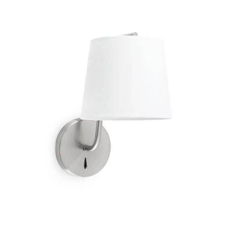 Væglampe BERNI satin nikkel, hvid på væggen, moderne design med satin nikkel og hvid lampeskærm.