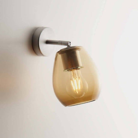 Casablanca Wandleuchte Bagan Aluminium mit modernem Design und amberfarbenem Lampenschirm.