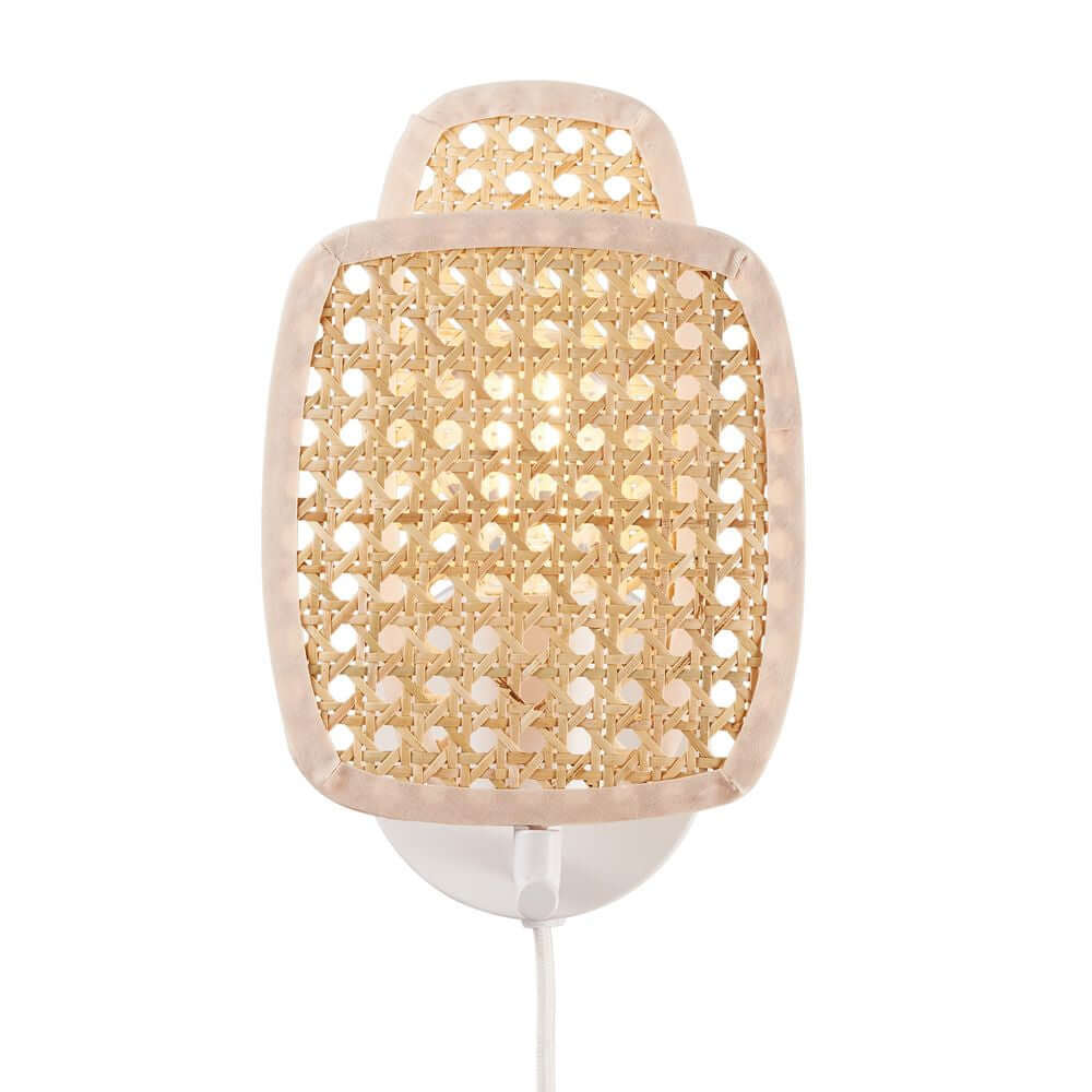 Wandleuchte Bali mit modernem Design und dekorativem Schirm aus Rattan, ideal für stilvolle Raumbeleuchtung.